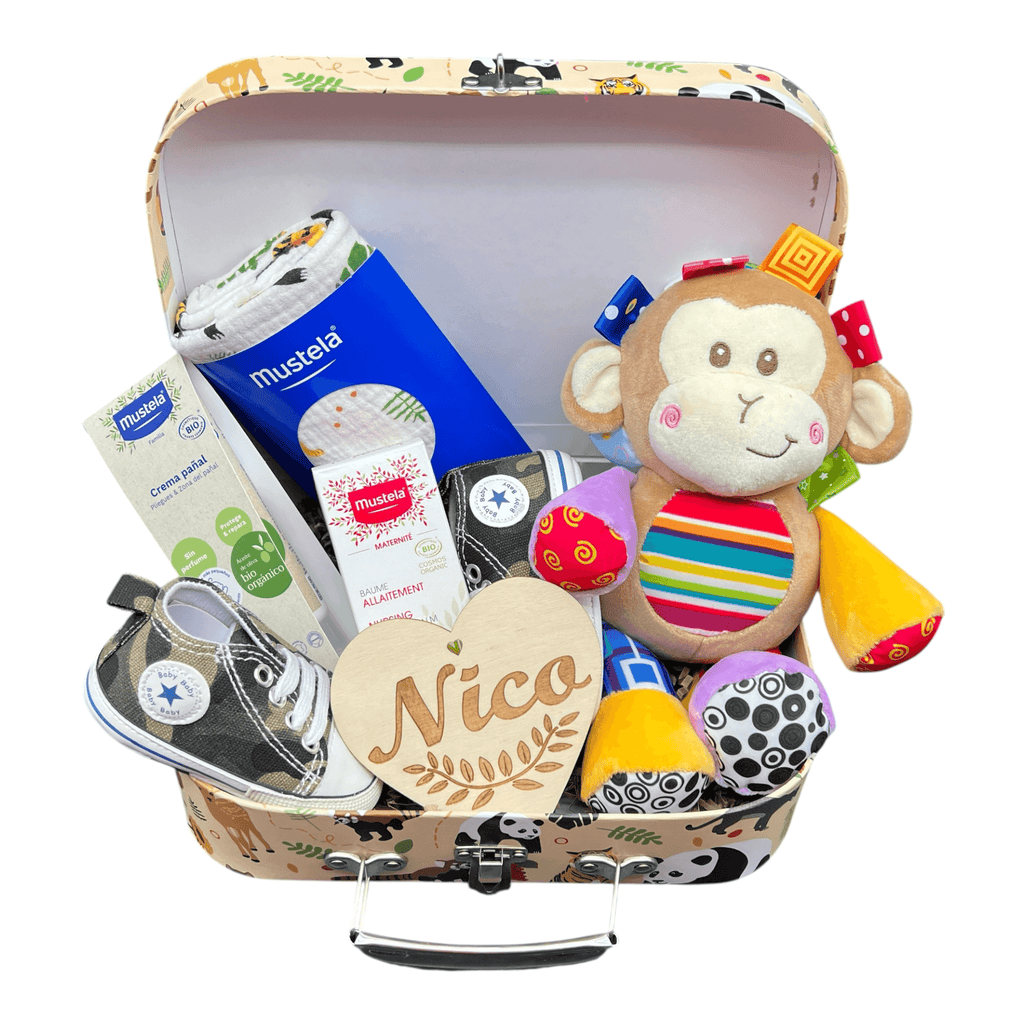 Maletita de nacimiento para regalar a los recientes papás con productos Mustela, monito musical y zapatitos para bebé.