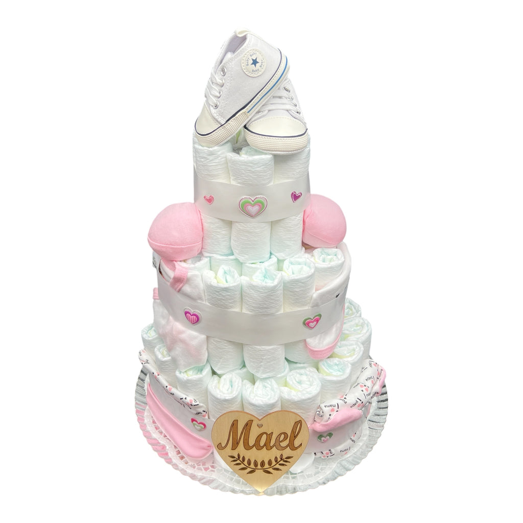 Tarta de pañales con conjunto de primera puesta Te quiero papá y mamá en color rosa y blanco.