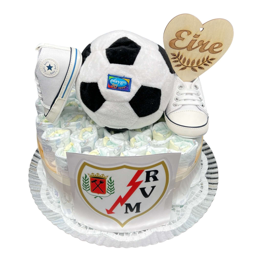 Tarta de pañales futbolera para papás del Rayo Vallecano. Útil y muy práctica, con pañales Dodot Sensitive y cositas para el bebé.
