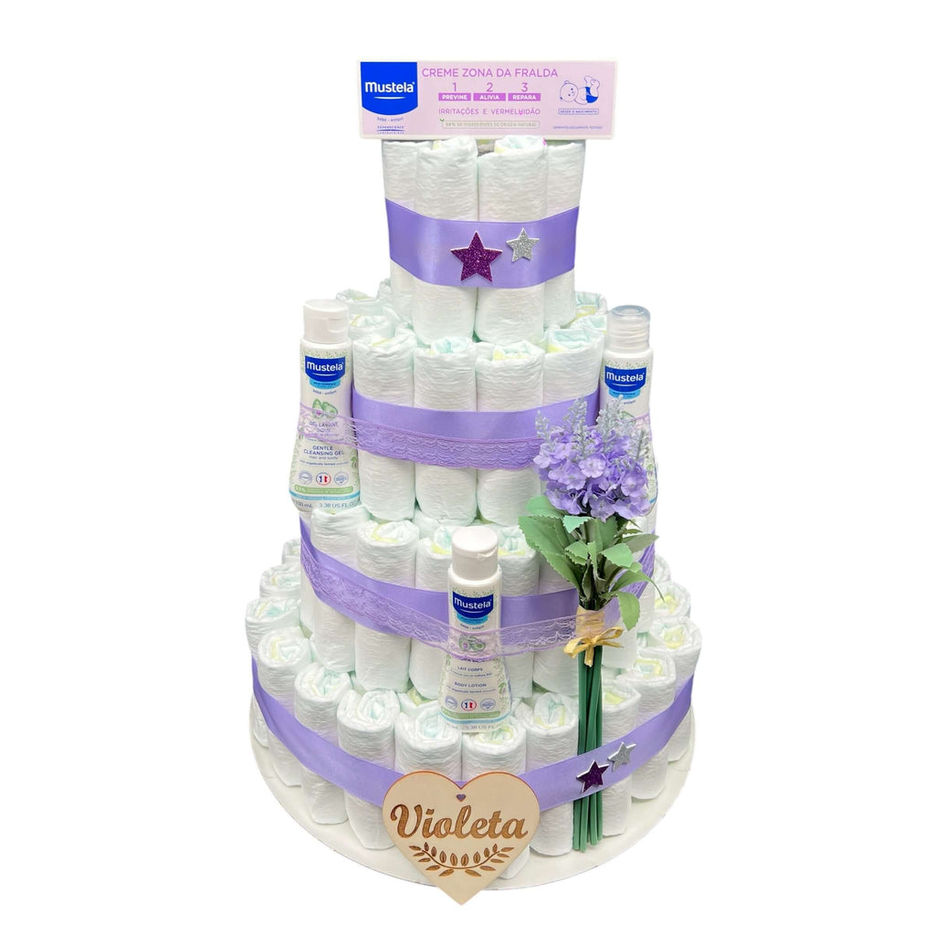 Tarta de pañales en tonos violeta con Mustela para regalar a los papás en el nacimiento de su bebé 